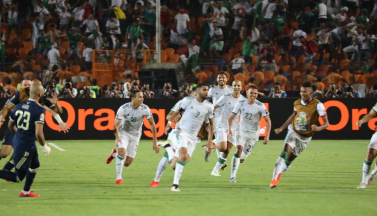 الجزائر 2 – نيجيريا 1 : فرحة اللاعبين بعد الفوز على نيجريا و المرور إلى النهائي