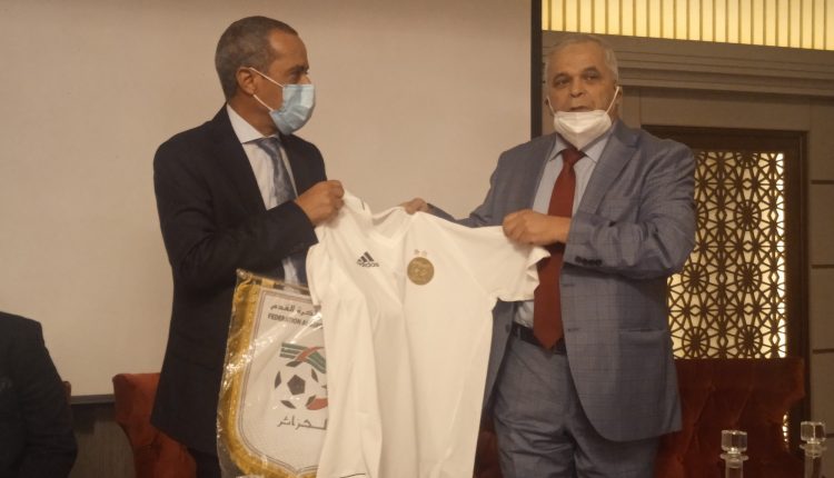 سفير الجزائر بتونس يزور المنتخب الوطني بمقر إقامته