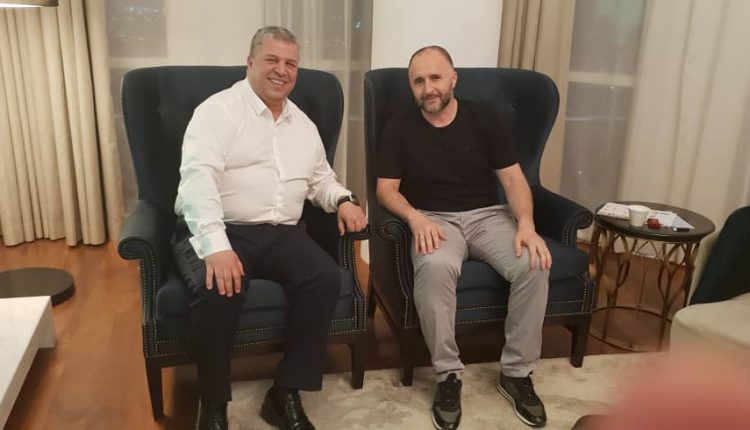 رئيس الفاف يلتقي بمدرب المنتخب الوطني بالدوحة
