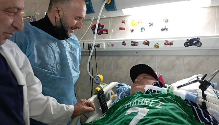 ACTIVITE CARITATIVE :  DJAMEL BELMADI REND VISITE AU JEUNE ABDELILLAH  BEN M’HAMED AU CHU D’ORAN