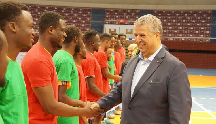 ONJSA – TOURNOI FUTSAL : LE PRESIDENT CHARAF-EDDINE DONNE LE COUP D’ENVOI DU MATCH CONSULTANTS TV – ETUDIANTS AFRICAINS EN ALGERIE